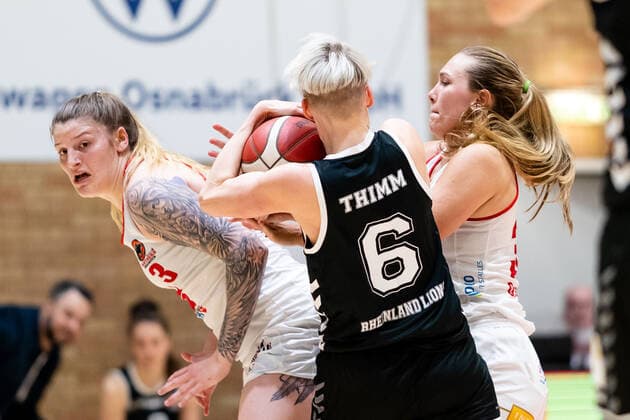 Basketball - DBBL - Play GiroLive Panthers Osnabrück - Rheinland Lions am 16.04.2022 im home of panthers in Osnabrück Birte Thimm (Rheinland Lions) wird gefoult von Samantha Führing Fuehring (Panthers Osnabrueck) und Jill Townsend (Panthers Osnabrueck)