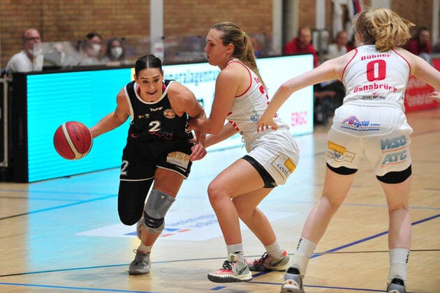 Basketball - DBBL - Play GiroLive Panthers Osnabrück - Rheinland Lions am 16.04.2022 im home of panthers in Osnabrück Taylor Wurtz-Purifoy (Köln) im Zweikampf mit Jill Townsend (Osnabrück)