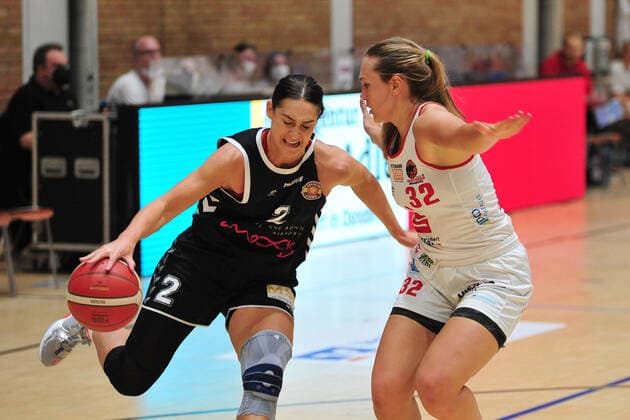 Basketball - DBBL - Play GiroLive Panthers Osnabrück - Rheinland Lions am 16.04.2022 im home of panthers in Osnabrück Taylor Wurtz-Purifoy (Köln) im Zweikampf mit Jill Townsend (Osnabrück)