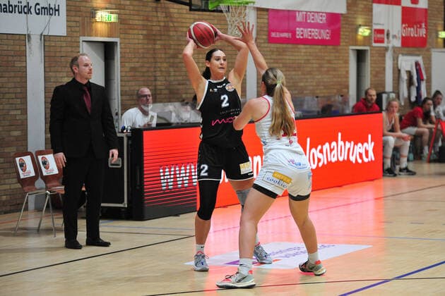 Basketball - DBBL - Play GiroLive Panthers Osnabrück - Rheinland Lions am 16.04.2022 im home of panthers in Osnabrück Taylor Wurtz-Purifoy (Köln) im Zweikampf mit Jill Townsend (Osnabrück)
