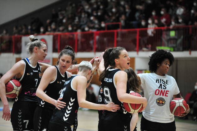 Basketball - DBBL - Play GiroLive Panthers Osnabrück - Rheinland Lions am 16.04.2022 im home of panthers in Osnabrück Rheinland Lions schwören sich auf das Spiel ein