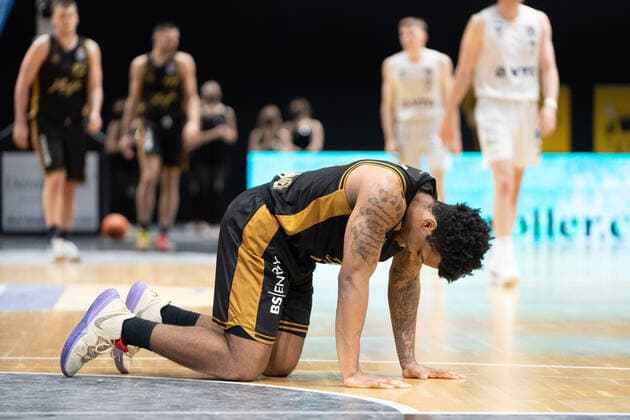 Tookie Brown (Nr. 0 Basketball Loewen Braunschweig) verletzt Basketball Loewen Braunschweig - Hamburg Towers Basketball Loewen Braunschweig - Hamburg Towers, Basketball, BBL, Saison 2021 2022, 16.04.2022 Braunschweig Copyright: xDanielxReinelt xEibner-Pressefotox EP_drt