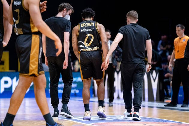 Tookie Brown (Nr. 0 Basketball Loewen Braunschweig) verletzt Basketball Loewen Braunschweig - Hamburg Towers Basketball Loewen Braunschweig - Hamburg Towers, Basketball, BBL, Saison 2021 2022, 16.04.2022 Braunschweig Copyright: xDanielxReinelt xEibner-Pressefotox EP_drt