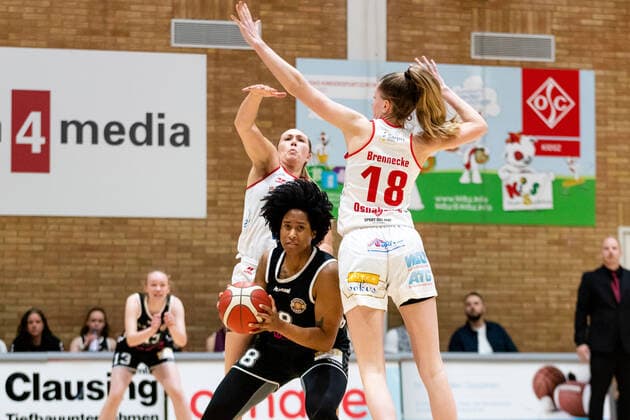 Basketball - DBBL - Play GiroLive Panthers Osnabrück - Rheinland Lions am 16.04.2022 im home of panthers in Osnabrück Brianna Lee Rollerson (Rheinland Lions) unter dem Korb gegen Merit Brennecke (Panthers Osnabrueck) und Jill Townsend (Panthers Osnabrueck)