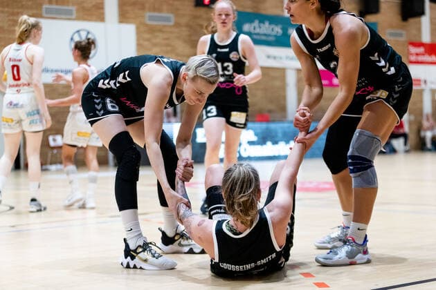 Basketball - DBBL - Play GiroLive Panthers Osnabrück - Rheinland Lions am 16.04.2022 im home of panthers in Osnabrück Joyce Megane Cousseins-Smith (Rheinland Lions) am Boden nach einem Foul. Birte Thimm (Rheinland Lions) und Taylor Rochelle Wurtz (Rheinland Lions) helfen ihr auf