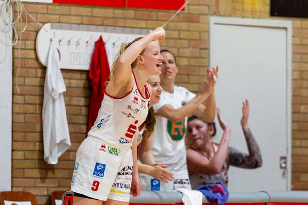 Basketball - DBBL - Play GiroLive Panthers Osnabrück - Rheinland Lions am 16.04.2022 im home of panthers in Osnabrück Emma Eichmeyer (Panthers Osnabrueck) jubelt