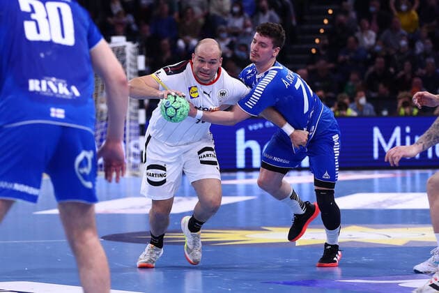 13.04.2022, xgox, Handball, Deutsche Handball Nationalmannschaft , Deutschland - Faeroeer Inseln emspor, v.l. Paul Drux (Deutschland, 95), Elias Ellefsen a Skipagotu (Faroe Island, 71) Zweikampf, Duell, Kampf, tackle Kiel