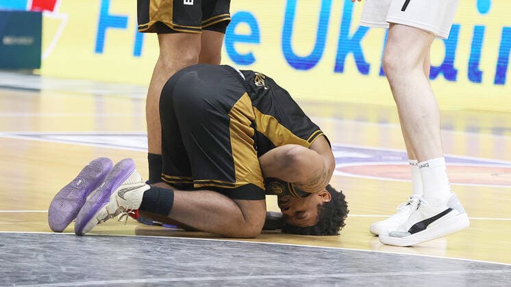 Tookie Brown (Basketball Loewen Braunschweig) verletzt am Boden