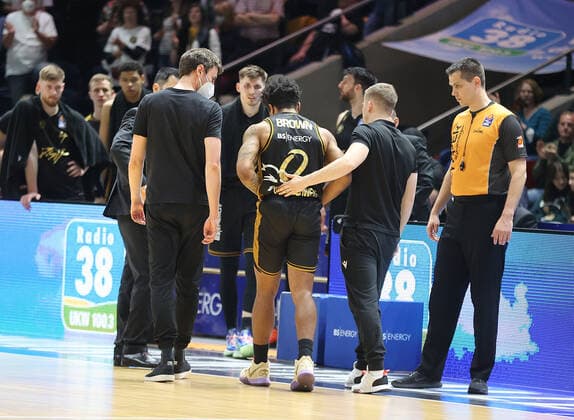 Tookie Brown (Basketball Loewen Braunschweig) muss verletzt vom Feld