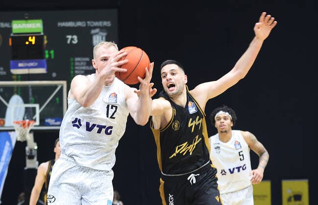 Seth Hinrichs (Hamburg Towers), Benedikt Turudic (Basketball Loewen Braunschweig)