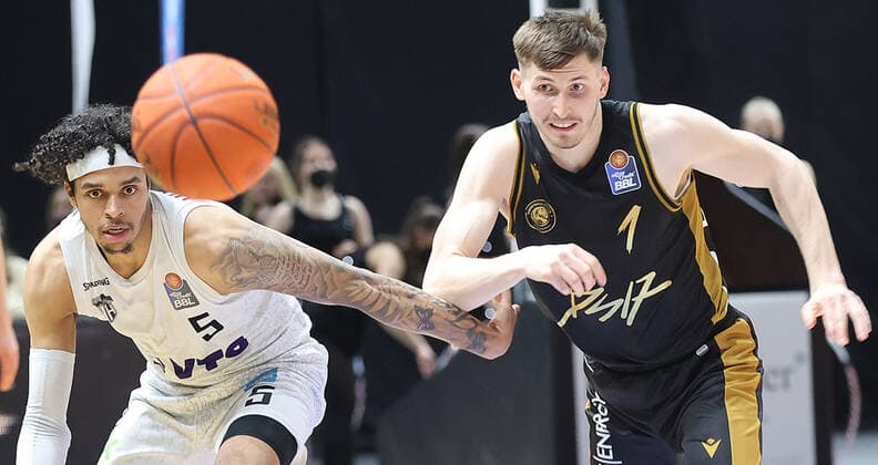Caleb Homesley (Hamburg Towers), David Kraemer (Basketball Loewen Braunschweig)