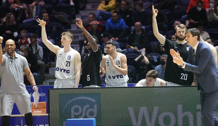 Freude bei den Hamburgern, AuswaertssiegJustus Hollatz (Hamburg Towers), Osaro Juergen Rich (Hamburg Towers), Max Dileo (Hamburg Towers), Hendrik Drescher (Hamburg Towers), Headcoach Miguel Angel Zapata (Hamburg Towers)