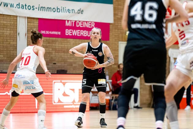 Basketball - DBBL - Play GiroLive Panthers Osnabrück - Rheinland Lions am 16.04.2022 im home of panthers in Osnabrück Joyce Megane Cousseins-Smith (Rheinland Lions) am Ball