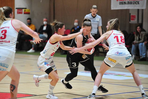 Basketball - DBBL - Play GiroLive Panthers Osnabrück - Rheinland Lions am 16.04.2022 im home of panthers in Osnabrück Jienke de Leyn (Köln) im Zweikampf mit Jenny Strozyk (Osnabrück)