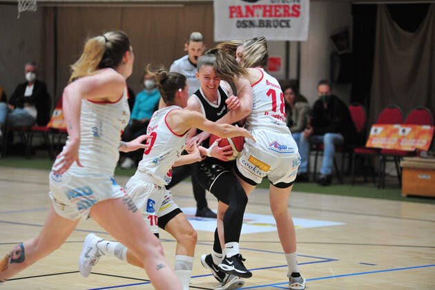 Basketball - DBBL - Play GiroLive Panthers Osnabrück - Rheinland Lions am 16.04.2022 im home of panthers in Osnabrück Jienke de Leyn (Köln) im Zweikampf mit Jenny Strozyk (Osnabrück) und Merit Brennecke (Osnabrück)