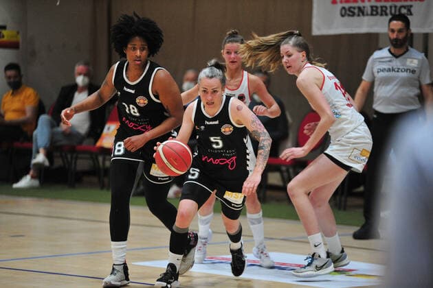 Basketball - DBBL - Play GiroLive Panthers Osnabrück - Rheinland Lions am 16.04.2022 im home of panthers in Osnabrück Joyce Cousseins-Smith (Köln) zieht zum Korb