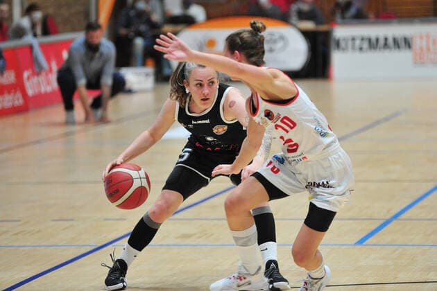 Basketball - DBBL - Play GiroLive Panthers Osnabrück - Rheinland Lions am 16.04.2022 im home of panthers in Osnabrück Joyce Cousseins-Smith (Köln) im Zweikampf mit Jenny Strozyk (Osnabrück) und Jenny Strozyk (Osnabrück)