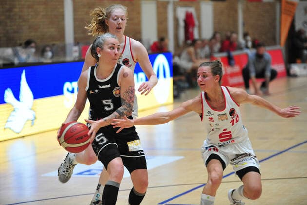 Basketball - DBBL - Play GiroLive Panthers Osnabrück - Rheinland Lions am 16.04.2022 im home of panthers in Osnabrück Joyce Cousseins-Smith (Köln) im Zweikampf mit Jenny Strozyk (Osnabrück)