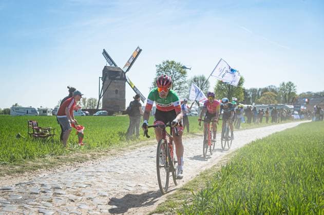 LONGO BORGHINI Elisa: Paris - Roubaix - WomenÂ s Race LONGO BORGHINI Elisa ( ITA ) TREK - SEGAFREDO ( TFS ) - USA Querformat - quer - horizontal - Landscape - Event Veranstaltung: Paris-Roubaix - Category Kategorie: Cycling - Road cycling, Rad, Radsport, Strasse - Elite Women - 1.WWT - Location Ort: Europe France - Start: Denain - Finish: Roubaix - Discipline: Road Race ( RR ) - Distance: 124,7 km - Date Datum: 16.04.2022 Saturday -
