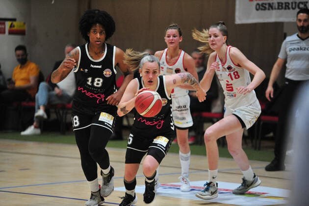 Basketball - DBBL - Play GiroLive Panthers Osnabrück - Rheinland Lions am 16.04.2022 im home of panthers in Osnabrück Joyce Cousseins-Smith (Köln) zieht zum Korb