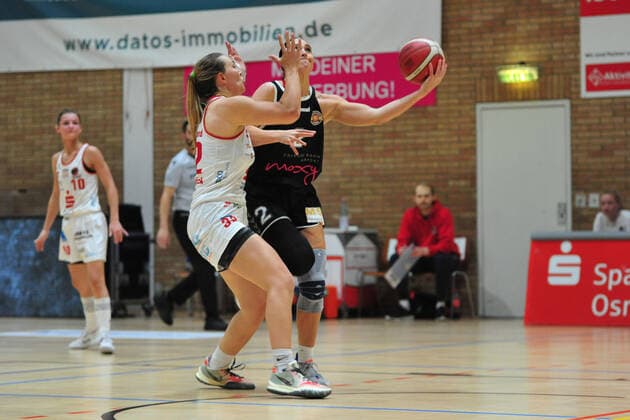 Basketball - DBBL - Play GiroLive Panthers Osnabrück - Rheinland Lions am 16.04.2022 im home of panthers in Osnabrück Taylor Wurtz-Purifoy (Köln) im Zweikampf mit Jill Townsend (Osnabrück)