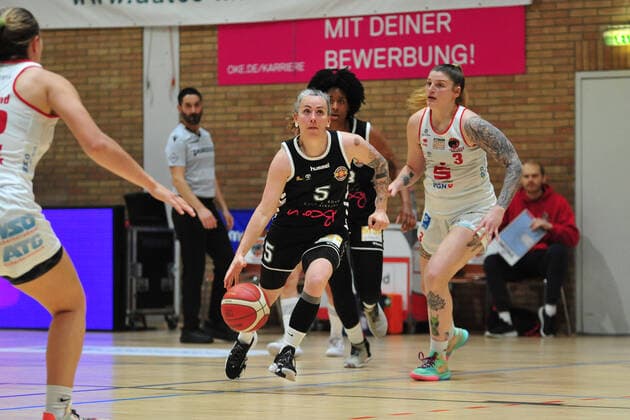 Basketball - DBBL - Play GiroLive Panthers Osnabrück - Rheinland Lions am 16.04.2022 im home of panthers in Osnabrück Joyce Cousseins-Smith (Köln) zieht zum Korb