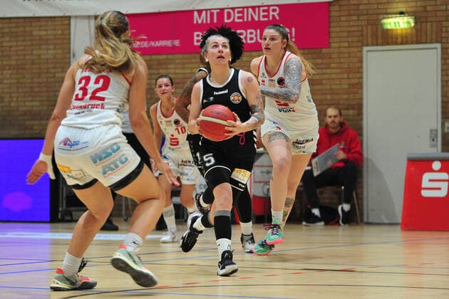 Basketball - DBBL - Play GiroLive Panthers Osnabrück - Rheinland Lions am 16.04.2022 im home of panthers in Osnabrück Joyce Cousseins-Smith (Köln) zieht zum Korb