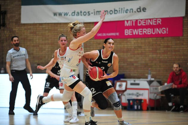 Basketball - DBBL - Play GiroLive Panthers Osnabrück - Rheinland Lions am 16.04.2022 im home of panthers in Osnabrück Taylor Wurtz-Purifoy (Köln) im Zweikampf mit Emma Eichmeyer (Osnabrück)