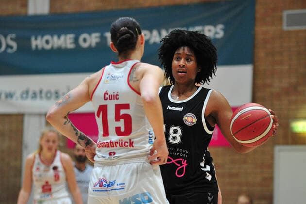 Basketball - DBBL - Play GiroLive Panthers Osnabrück - Rheinland Lions am 16.04.2022 im home of panthers in Osnabrück Milica Cuic (Osnabrück) im Disput mit Brianna Rollerson (Köln)