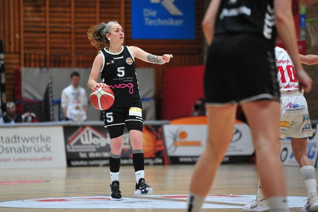 Basketball - DBBL - Play GiroLive Panthers Osnabrück - Rheinland Lions am 16.04.2022 im home of panthers in Osnabrück Joyce Cousseins-Smith (Köln) beim Spielaufbau