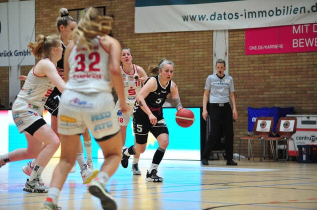 Basketball - DBBL - Play GiroLive Panthers Osnabrück - Rheinland Lions am 16.04.2022 im home of panthers in Osnabrück Joyce Cousseins-Smith (Köln) im Zweikampf mit Jenny Strozyk (Osnabrück)