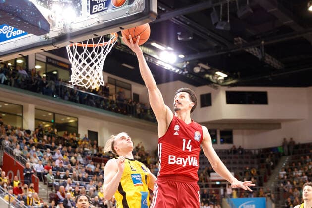 Ludwigsburg , Basketball easycredit BBL Bundesliga, MHP Riesen Ludwigsburg vs. FC Bayern München , v.l. Lukas Herzog (Riesen) Nihad Djedovic (Bayern)