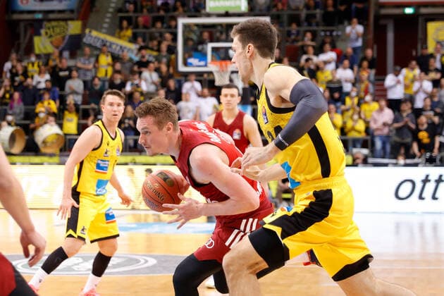 Ludwigsburg , Basketball easycredit BBL Bundesliga, MHP Riesen Ludwigsburg vs. FC Bayern München , v.l. Leon Radosevic (Bayern) Ethan Happ (Riesen)