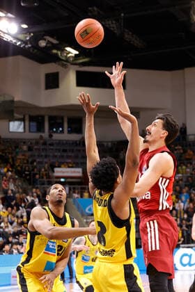 Ludwigsburg , Basketball easycredit BBL Bundesliga, MHP Riesen Ludwigsburg vs. FC Bayern München , v.l. Tremmel Darden (Riesen) James Woodard (Riesen) Nihad Djedovic (Bayern)