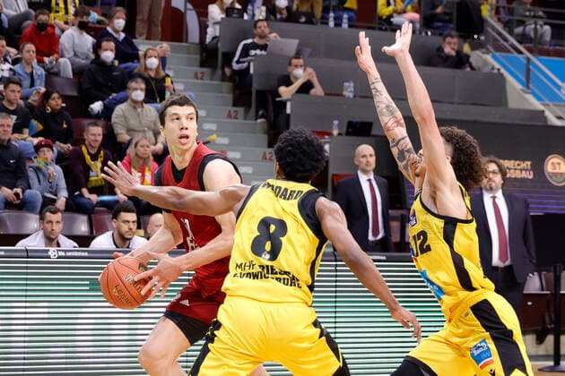 Ludwigsburg , Basketball easycredit BBL Bundesliga, MHP Riesen Ludwigsburg vs. FC Bayern München , v.l. Vladimir Lucic (Bayern) James Woodard (Riesen) Jonah Radebaugh (Riesen)