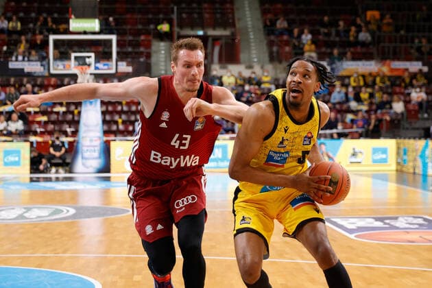 Ludwigsburg , Basketball easycredit BBL Bundesliga, MHP Riesen Ludwigsburg vs. FC Bayern München , v.l. Leon Radosevic (Bayern) Justin Simon (Riesen)