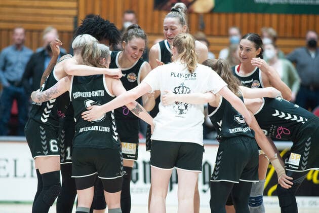 Basketball - DBBL - Play GiroLive Panthers Osnabrück - Rheinland Lions am 16.04.2022 im home of panthers in Osnabrück Rheinland Lions jubeln über Einzug ins Finale