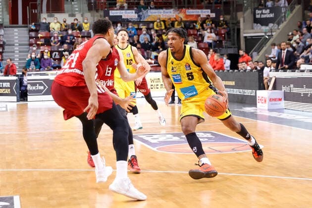 Ludwigsburg , Basketball easycredit BBL Bundesliga, MHP Riesen Ludwigsburg vs. FC Bayern München , v.l. Augustine Rubit (Bayern) Justin Simon (Riesen)