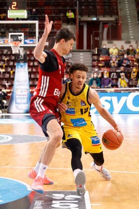 Ludwigsburg , Basketball easycredit BBL Bundesliga, MHP Riesen Ludwigsburg vs. FC Bayern München , v.l. Vladimir Lucic (Bayern) Jonah Radebaugh (Riesen)