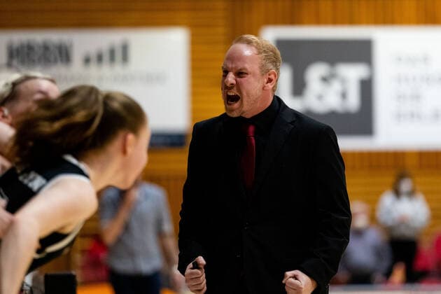 Basketball - DBBL - Play GiroLive Panthers Osnabrück - Rheinland Lions am 16.04.2022 im home of panthers in Osnabrück Trainer Mario Zurkowski (Rheinland Lions) jubelt nach dem Sieg