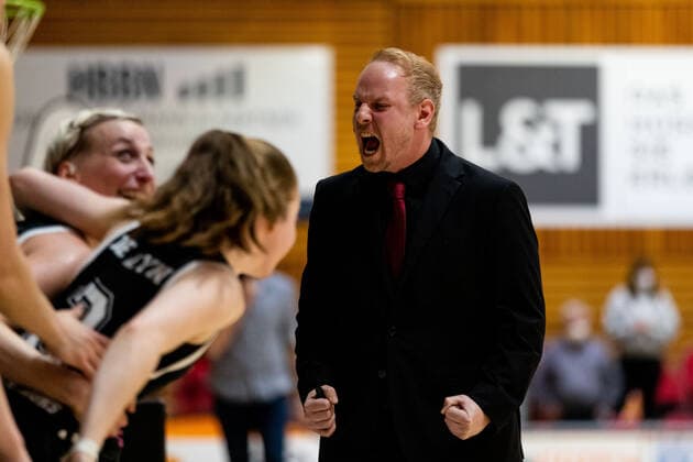 Basketball - DBBL - Play GiroLive Panthers Osnabrück - Rheinland Lions am 16.04.2022 im home of panthers in Osnabrück Trainer Mario Zurkowski (Rheinland Lions) jubelt nach dem Sieg
