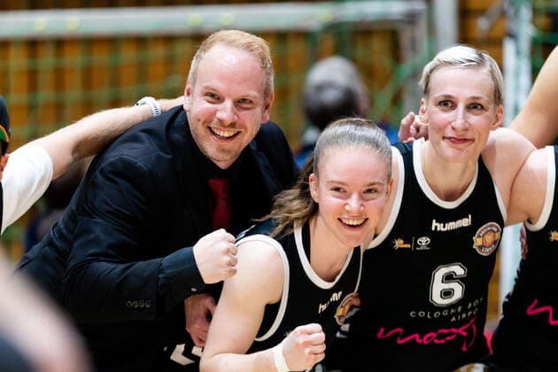 Basketball - DBBL - Play GiroLive Panthers Osnabrück - Rheinland Lions am 16.04.2022 im home of panthers in Osnabrück Trainer Mario Zurkowski (Rheinland Lions) jubelt nach dem Sieg