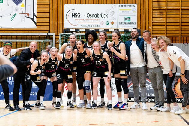 Basketball - DBBL - Play GiroLive Panthers Osnabrück - Rheinland Lions am 16.04.2022 im home of panthers in Osnabrück Die Rheinland Lions jubeln nach dem Sieg