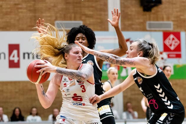 Basketball - DBBL - Play GiroLive Panthers Osnabrück - Rheinland Lions am 16.04.2022 im home of panthers in Osnabrück Samantha Führing Fuehring (Panthers Osnabrueck) am Ball gegen Brianna Lee Rollerson (Rheinland Lions) und Joyce Megane Cousseins-Smith (Rheinland Lions)