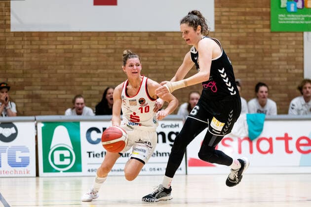 Basketball - DBBL - Play GiroLive Panthers Osnabrück - Rheinland Lions am 16.04.2022 im home of panthers in Osnabrück Jenny-Meike Strozyk (Panthers Osnabrueck) am Ball gegen Romy Bär Baer (Rheinland Lions)