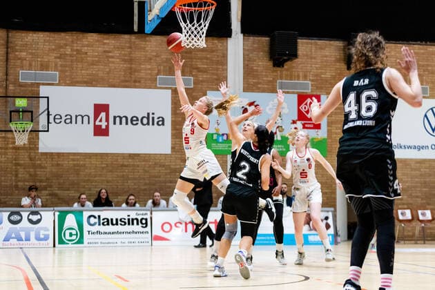 Basketball - DBBL - Play GiroLive Panthers Osnabrück - Rheinland Lions am 16.04.2022 im home of panthers in Osnabrück Emma Eichmeyer (Panthers Osnabrueck) bei einem Korbleger