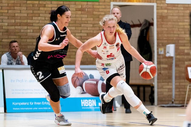 Basketball - DBBL - Play GiroLive Panthers Osnabrück - Rheinland Lions am 16.04.2022 im home of panthers in Osnabrück Emma Eichmeyer (Panthers Osnabrueck) am Ball gegen Taylor Rochelle Wurtz (Rheinland Lions)