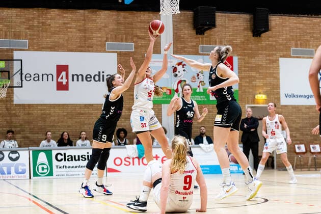 Basketball - DBBL - Play GiroLive Panthers Osnabrück - Rheinland Lions am 16.04.2022 im home of panthers in Osnabrück Jill Townsend (Panthers Osnabrueck) bei einem Wurf