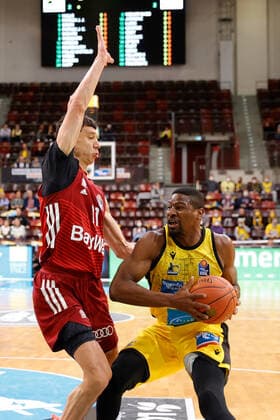 Ludwigsburg , Basketball easycredit BBL Bundesliga, MHP Riesen Ludwigsburg vs. FC Bayern München , v.l. Vladimir Lucic (Bayern) Yorman Polas Bartolo (Riesen)