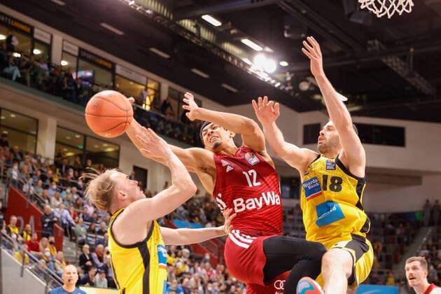 Ludwigsburg , Basketball easycredit BBL Bundesliga, MHP Riesen Ludwigsburg vs. FC Bayern München , v.l. Lukas Herzog (Riesen) Jason George (Bayern) Jonas Wohlfarth-Bottermann (Riesen)